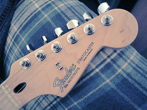 Strat headstock