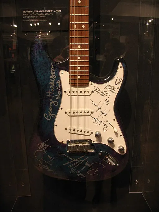 Strat singed by the band members of Travelling Wilburys